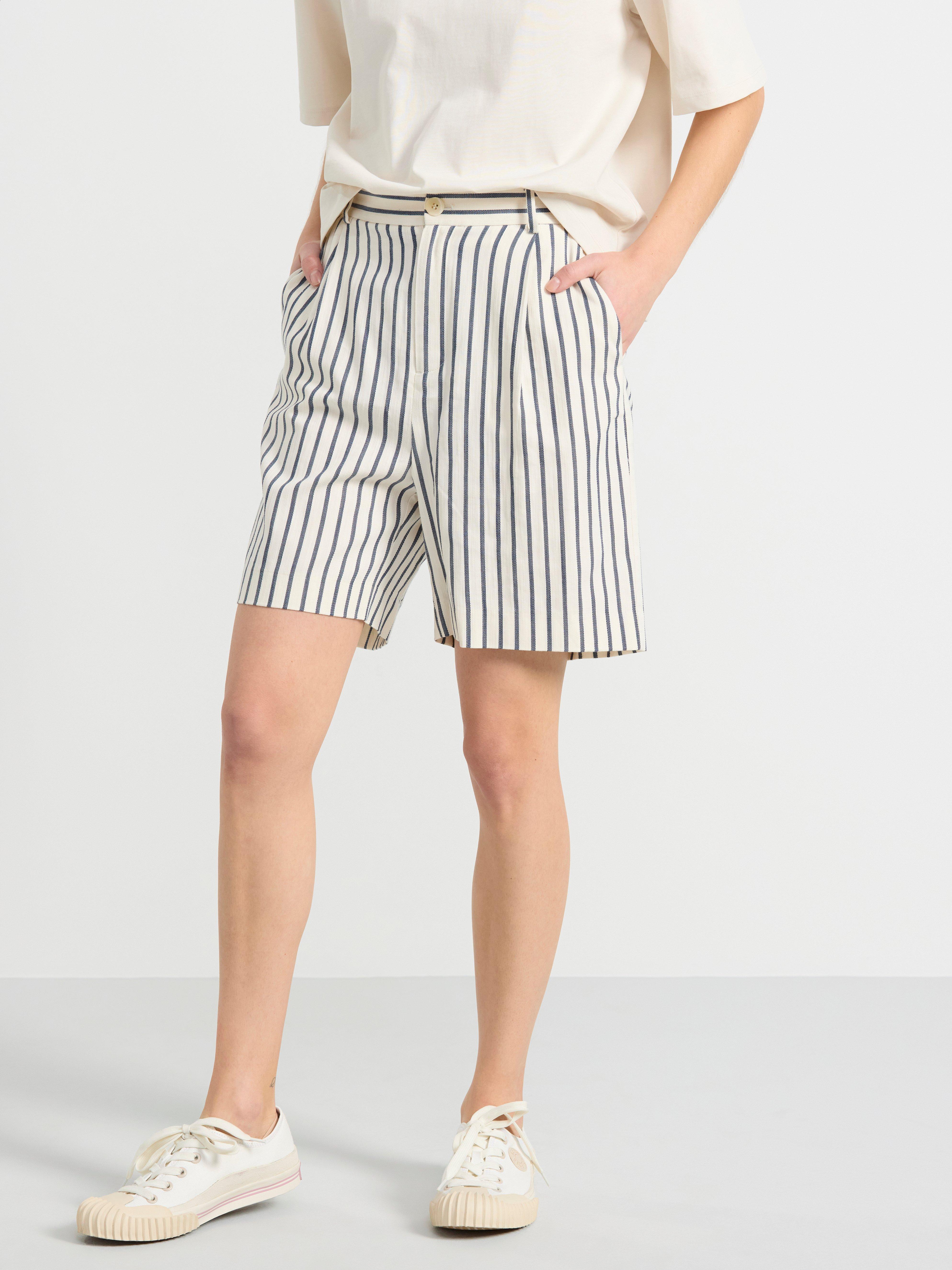 Randiga shorts med hög midja