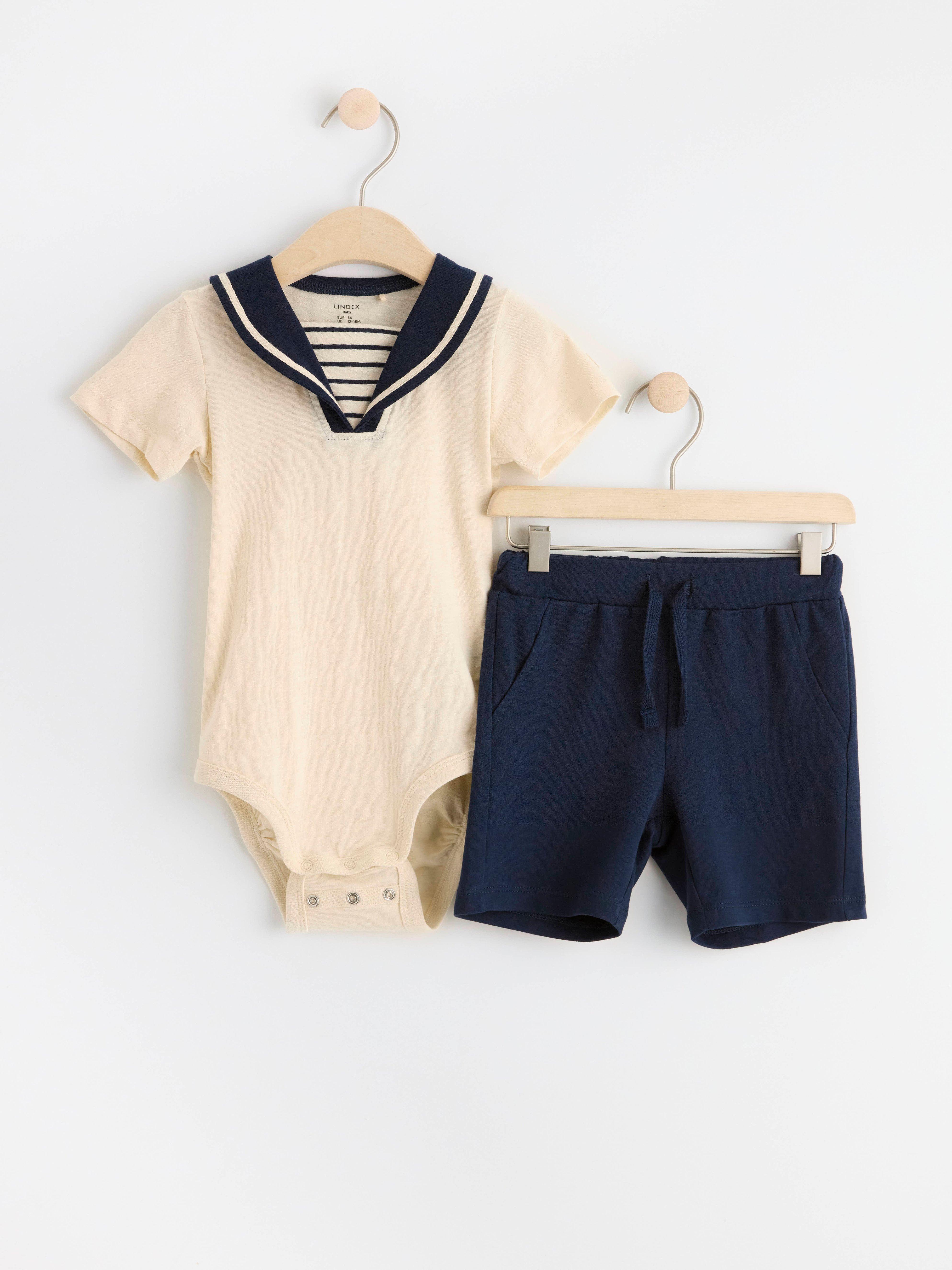 Sjömanskostym med body och shorts