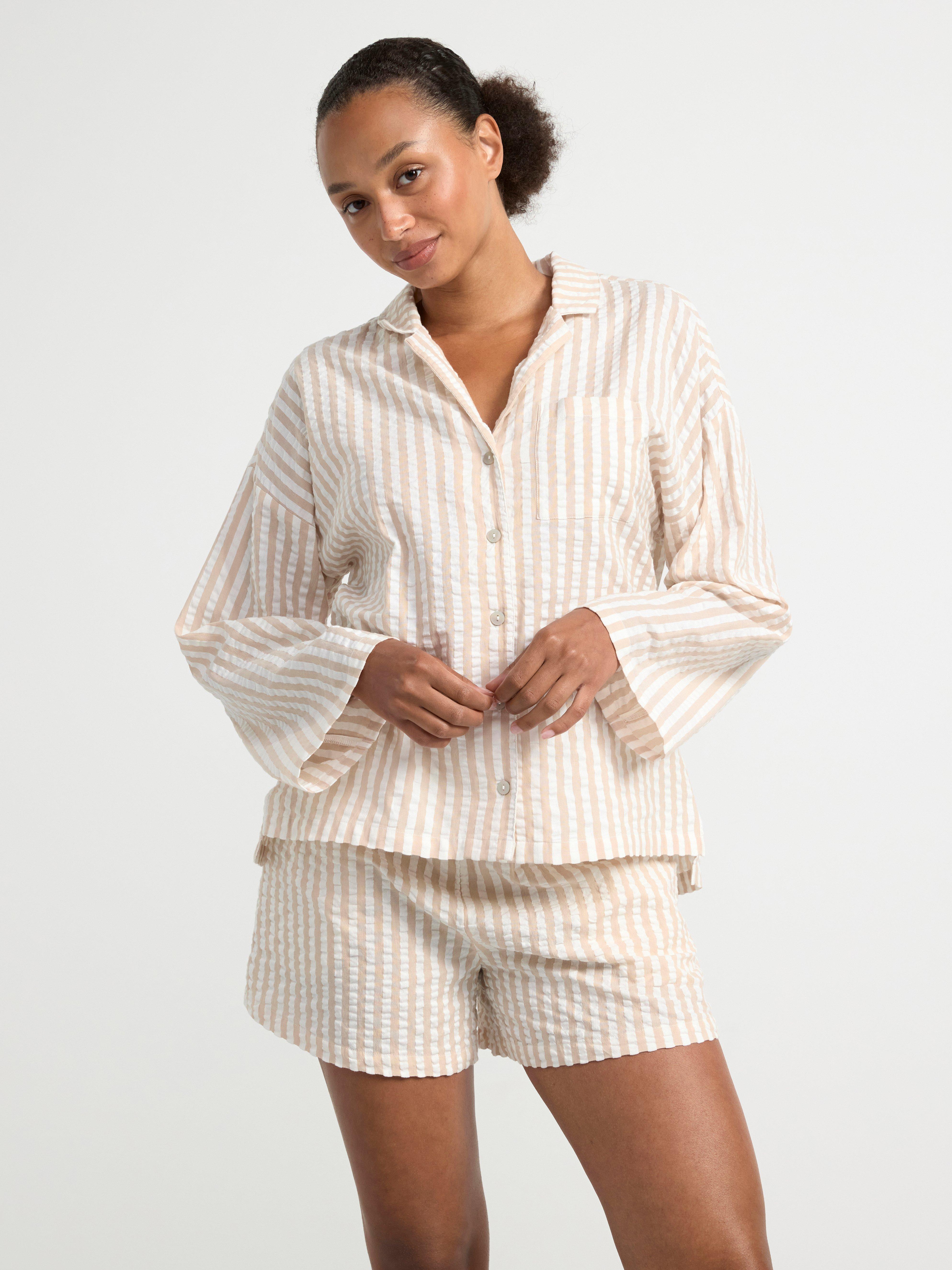 Pyjamasset med skjorta och shorts i bäckeböljabomull
