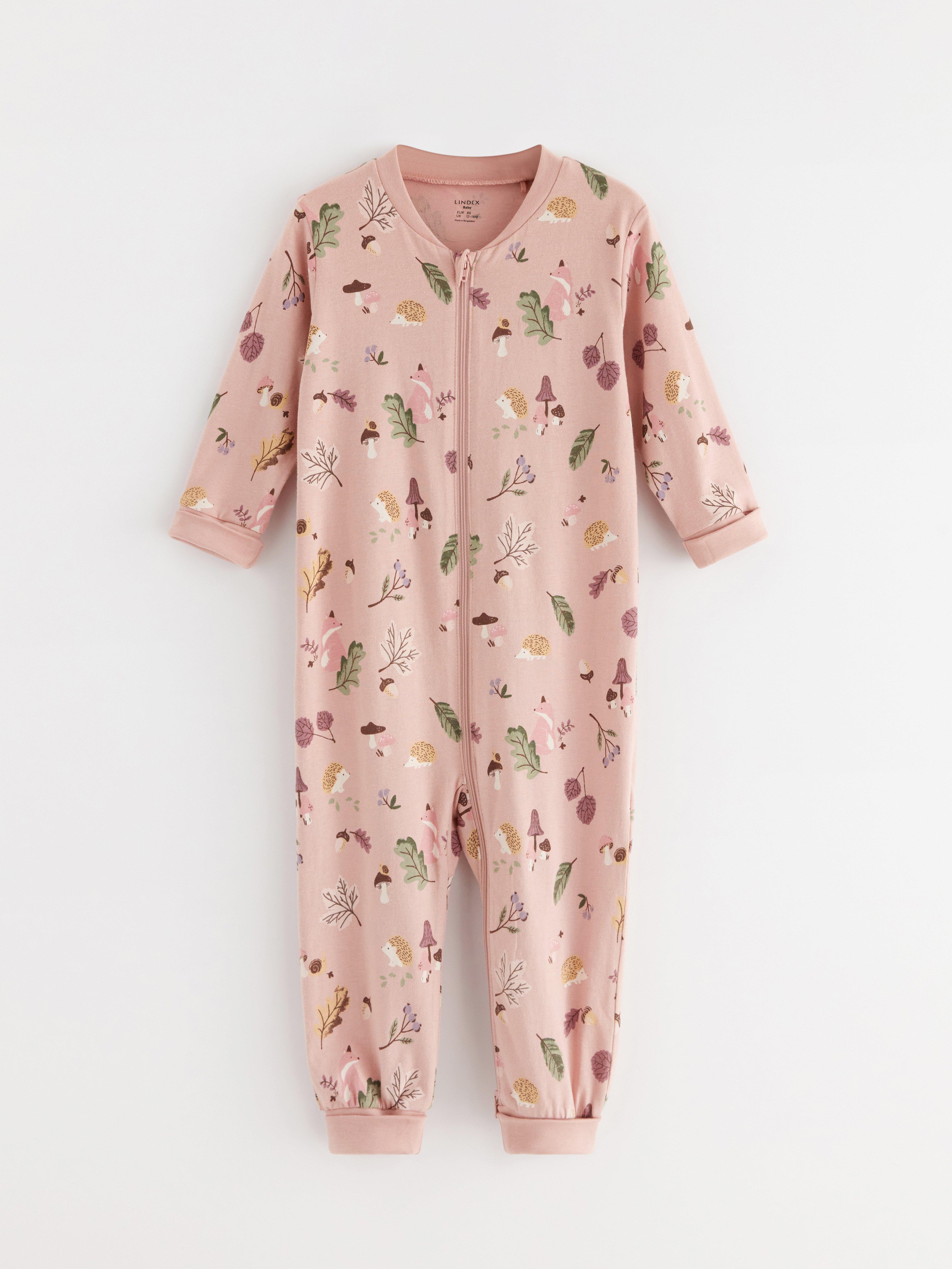 Pyjamas med skogsmönster