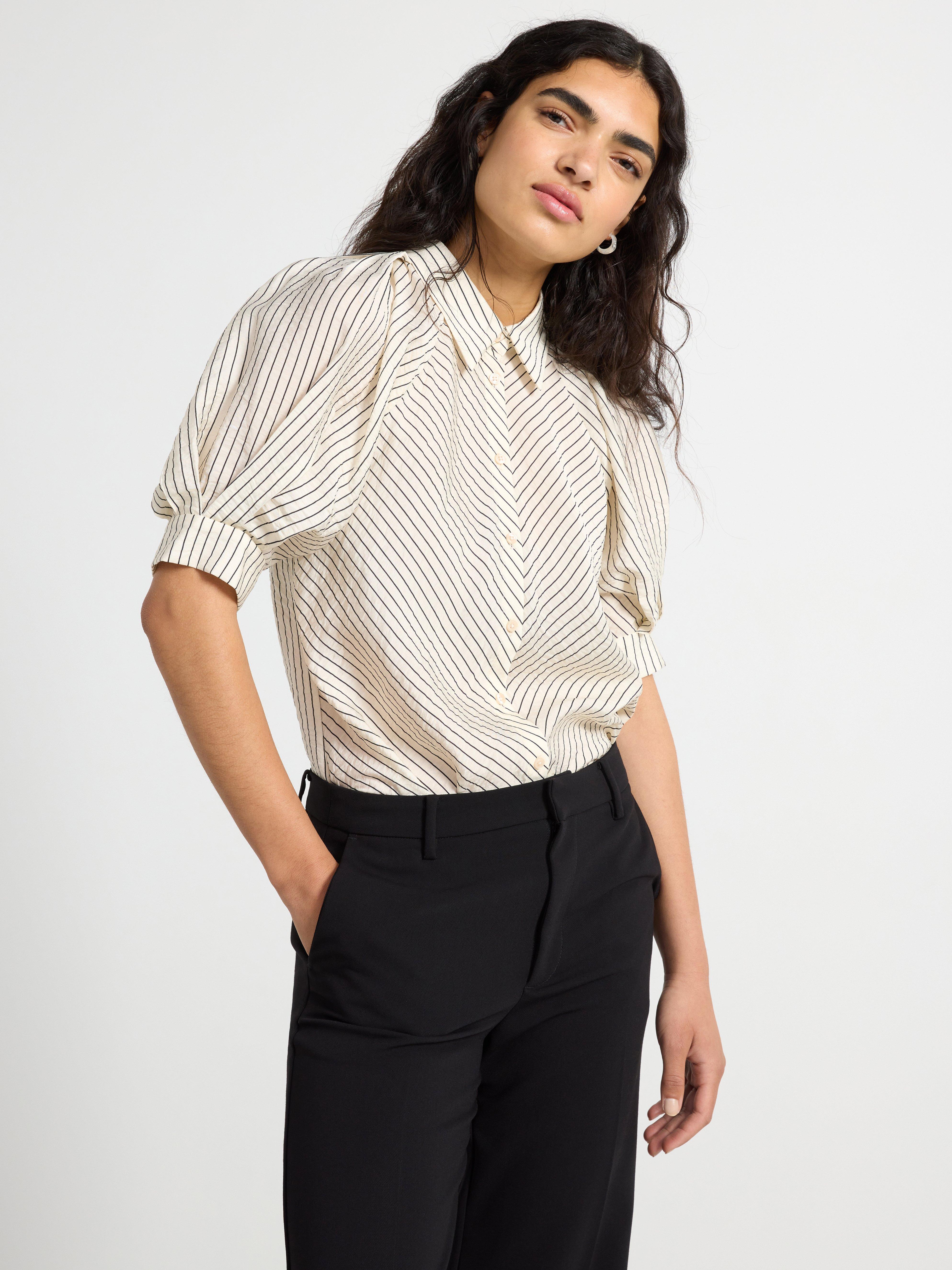 Blus med puffärmar