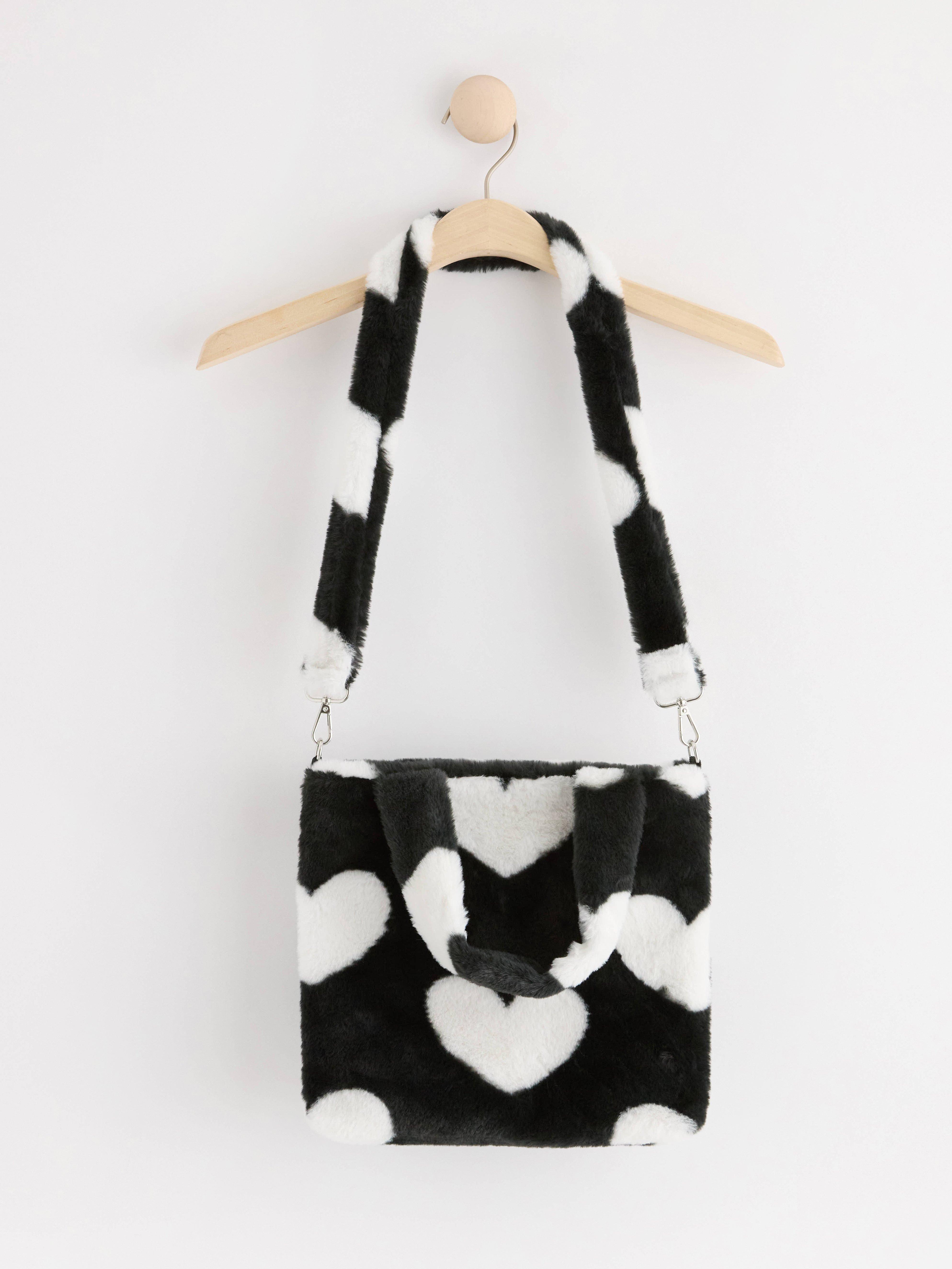 Lurvig väska med hjärtan