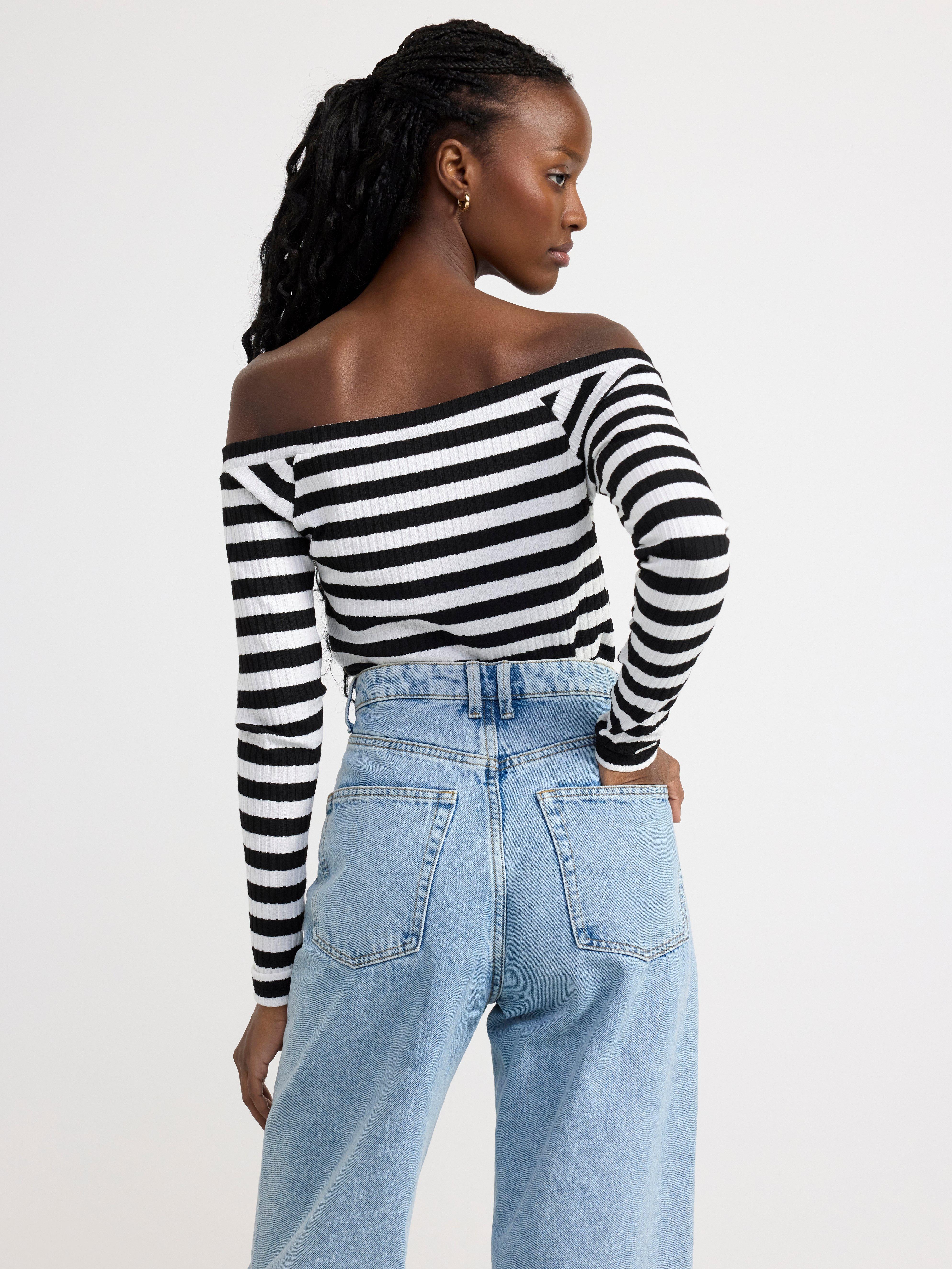 Fitted crop top off shoulder and high waisted online jeans