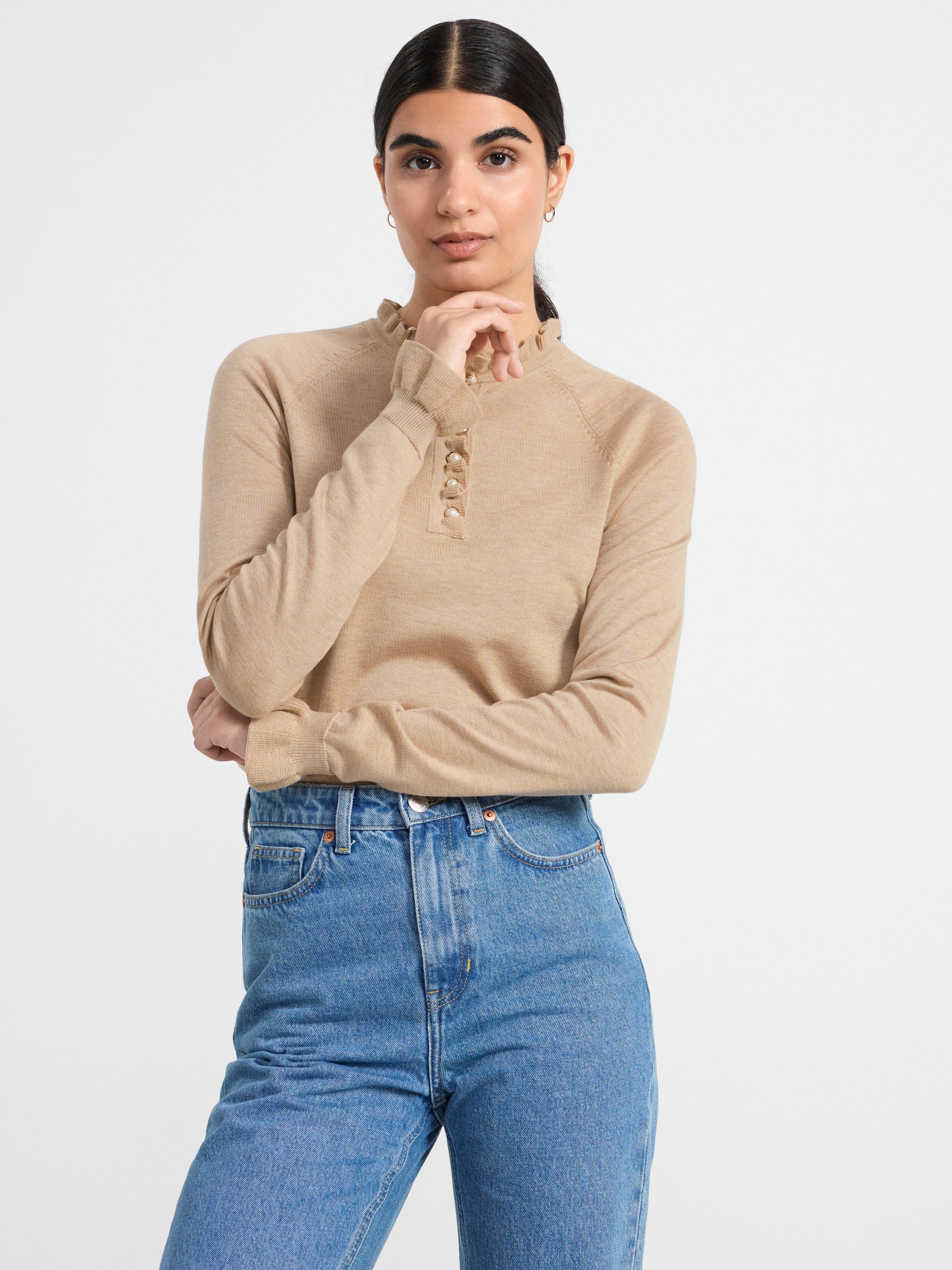 Fine-knit jumper with frill collar