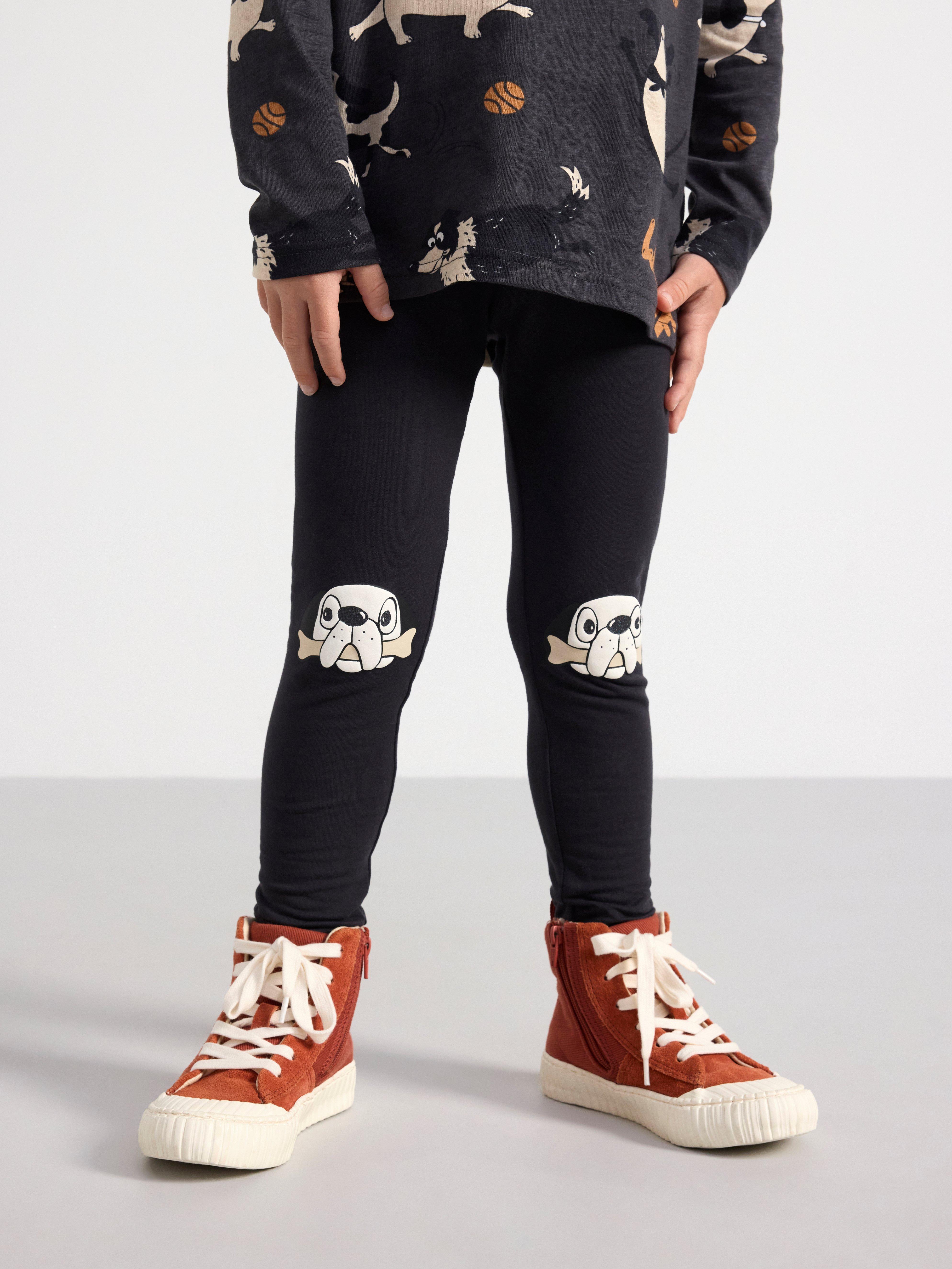 Leggings med hundar på knäna