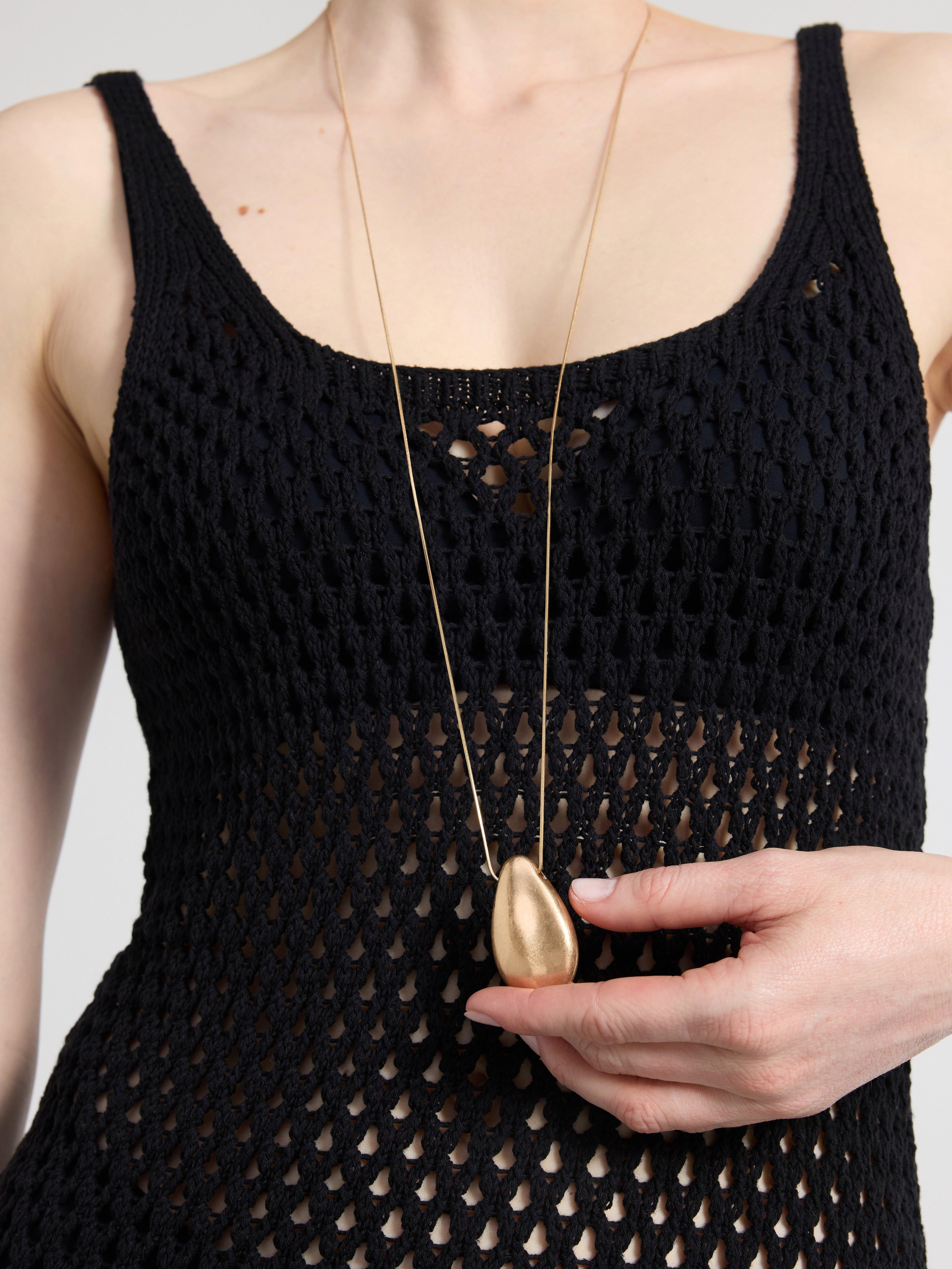 Halsband med guldfärgad berlock
