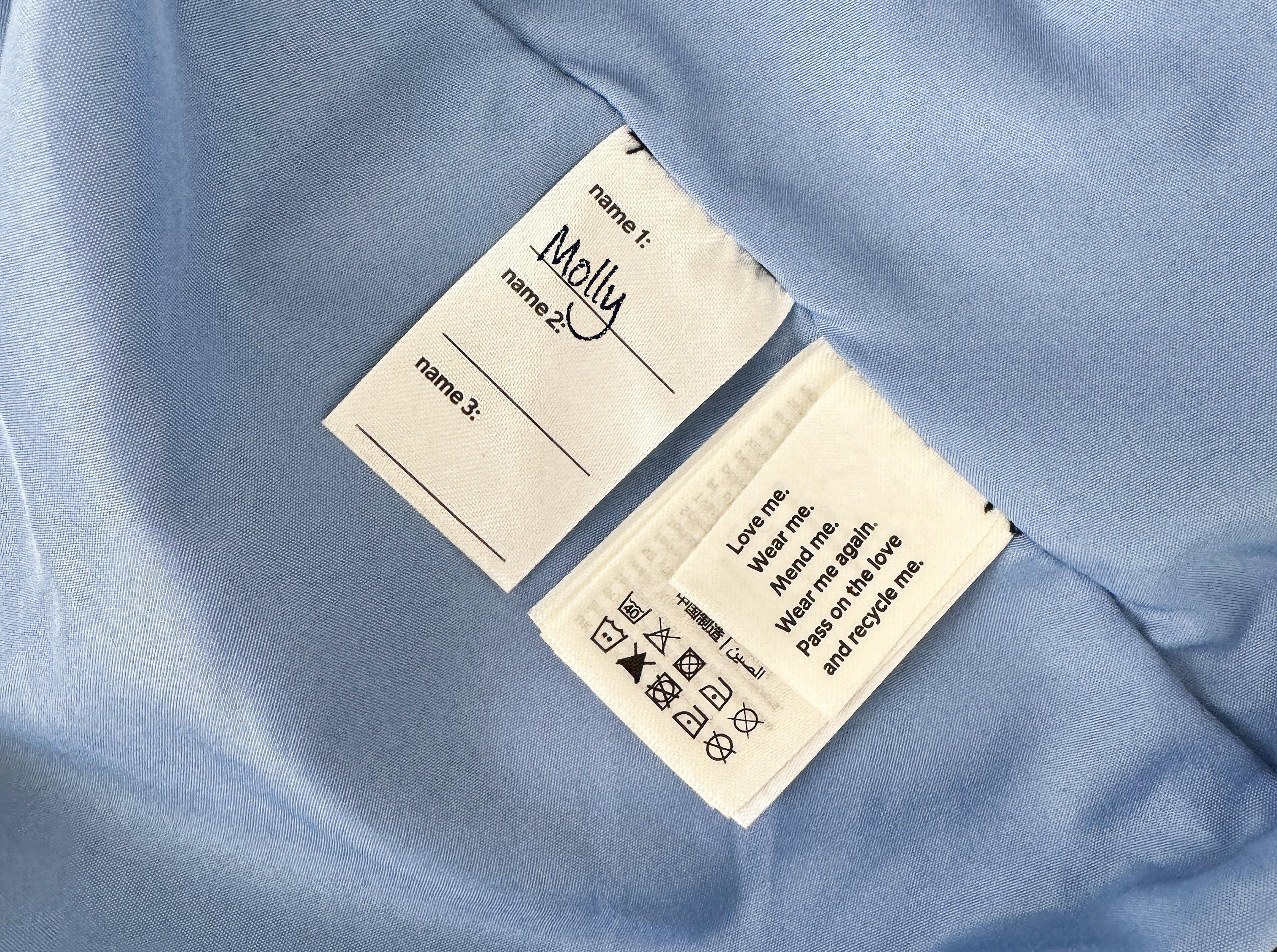 To barn kledd i yttertøy fra Lindex klatrer og leker i en garderobe.