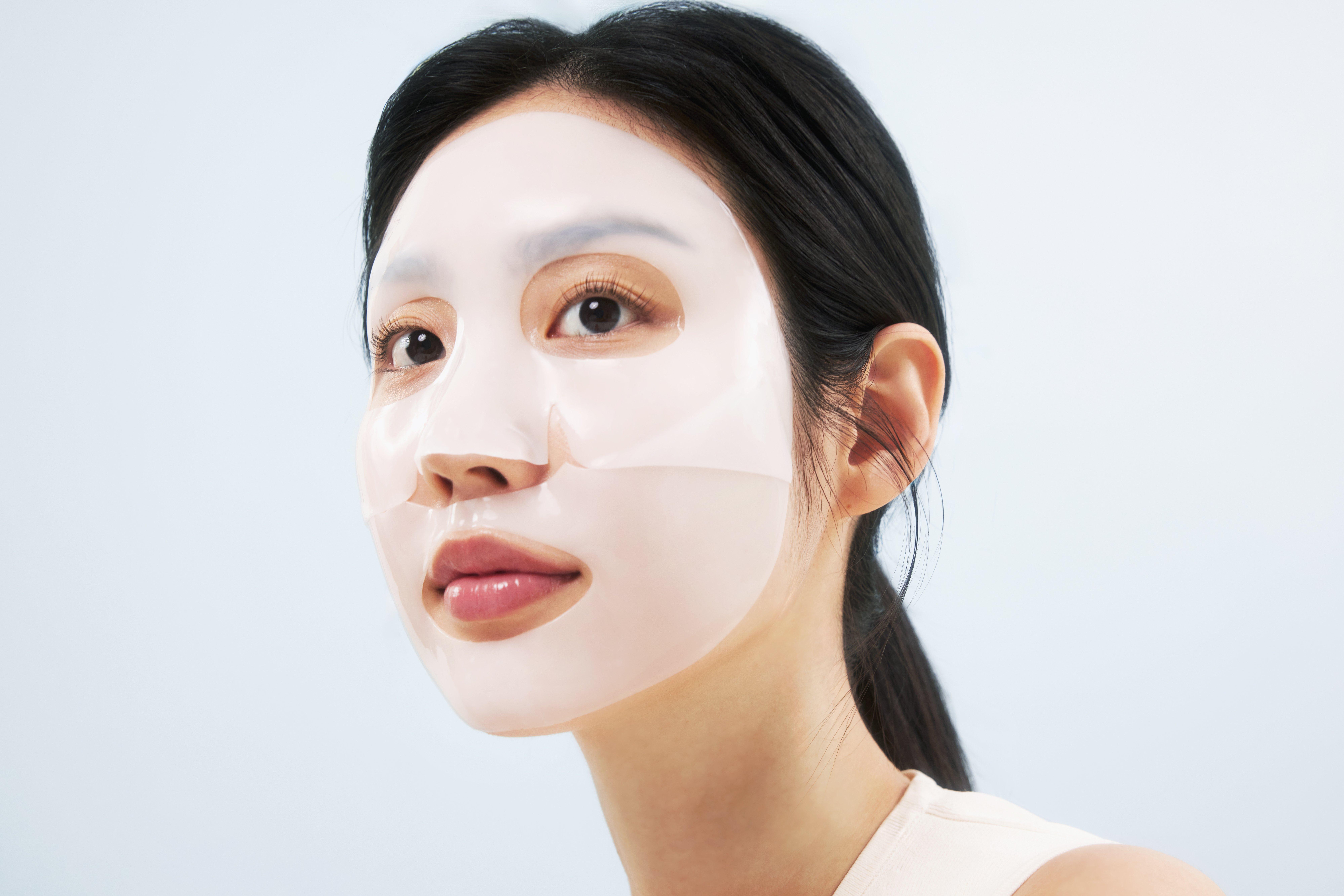En närbild på en kvinna med en K-beauty ansiktsmask.