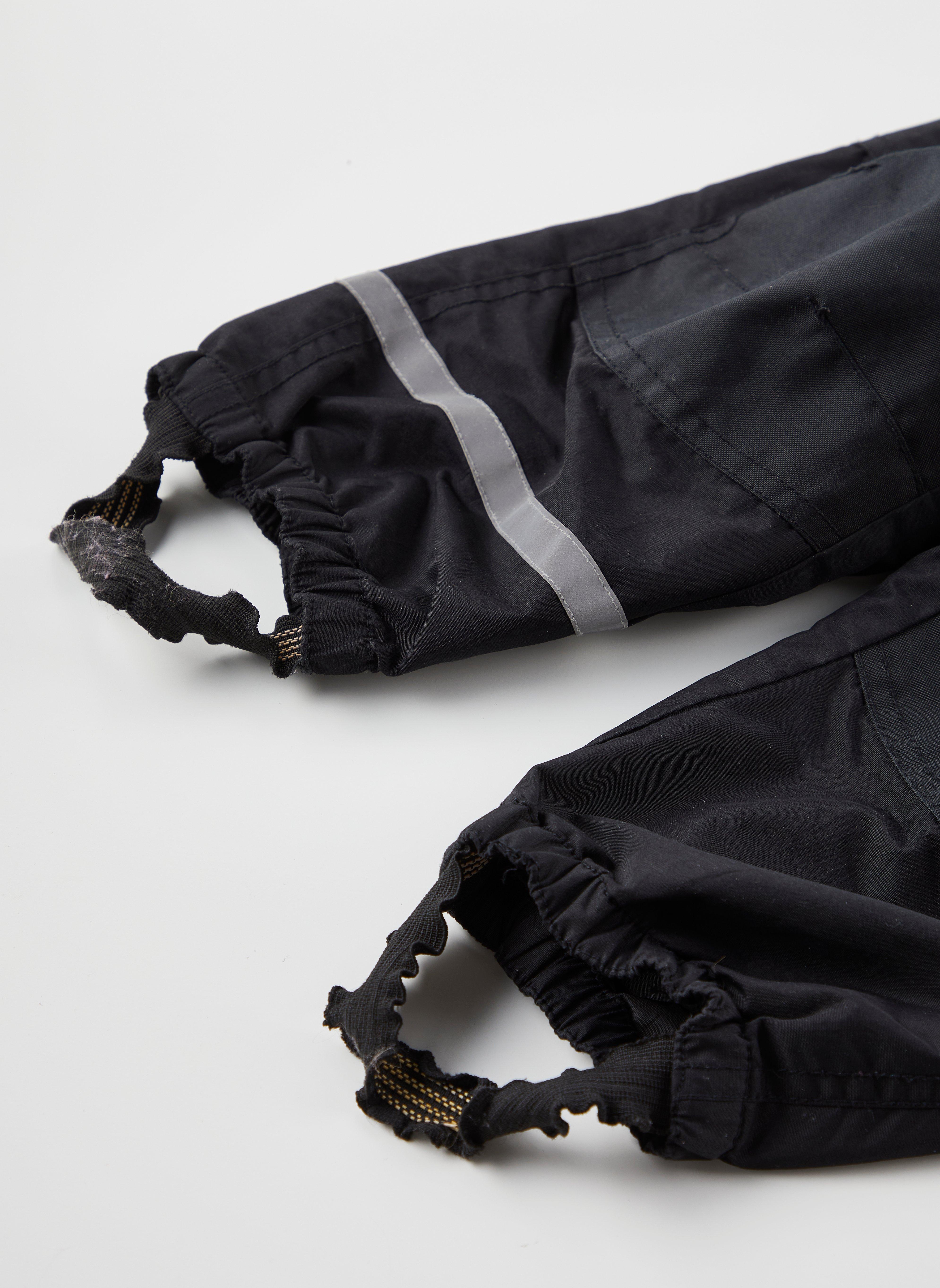 Kontrollera ärmar, etiketter, knappar, benöppningar och knän.