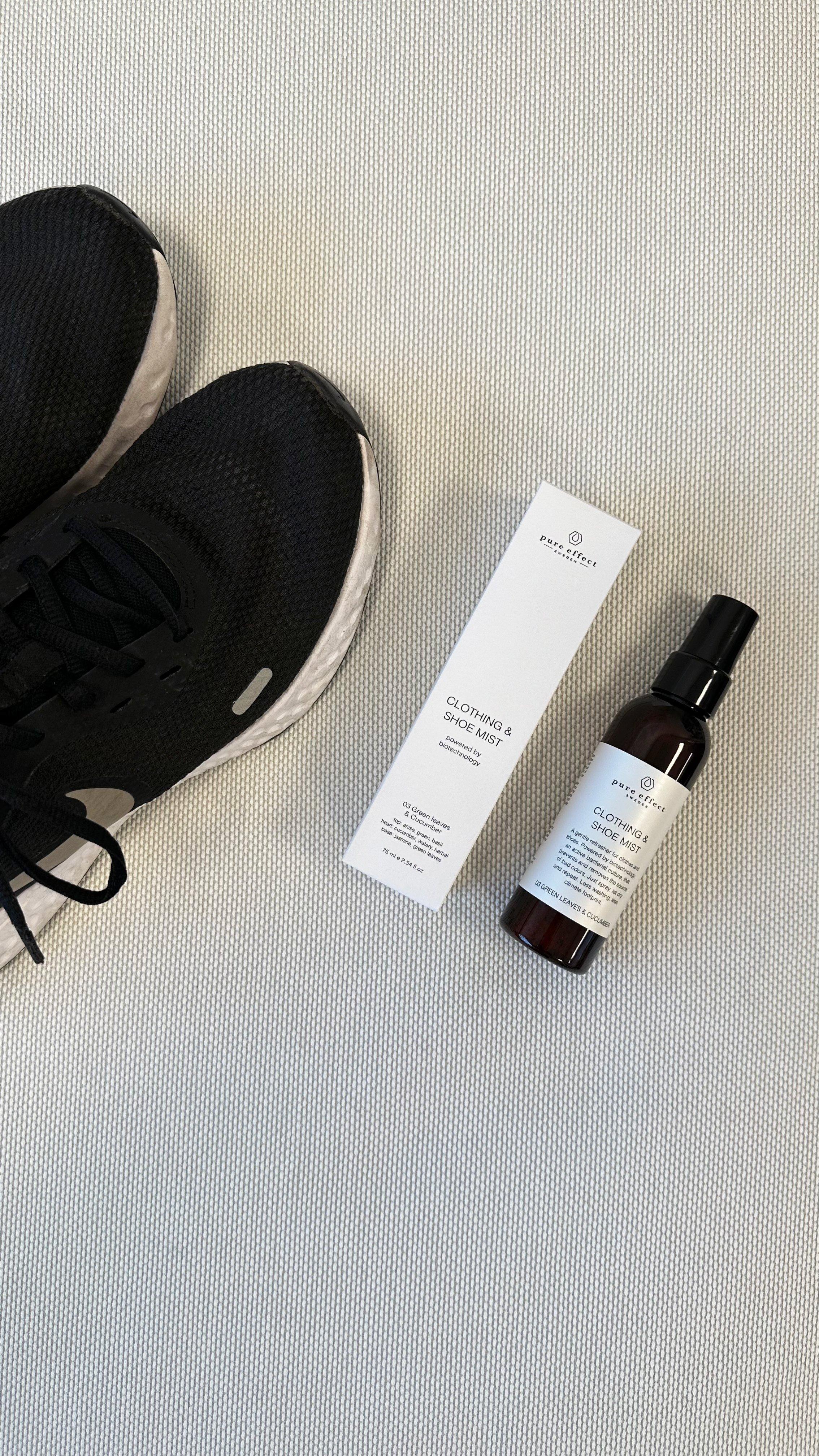  Ett paket Pure Effect ligger bredvid ett par skor.
