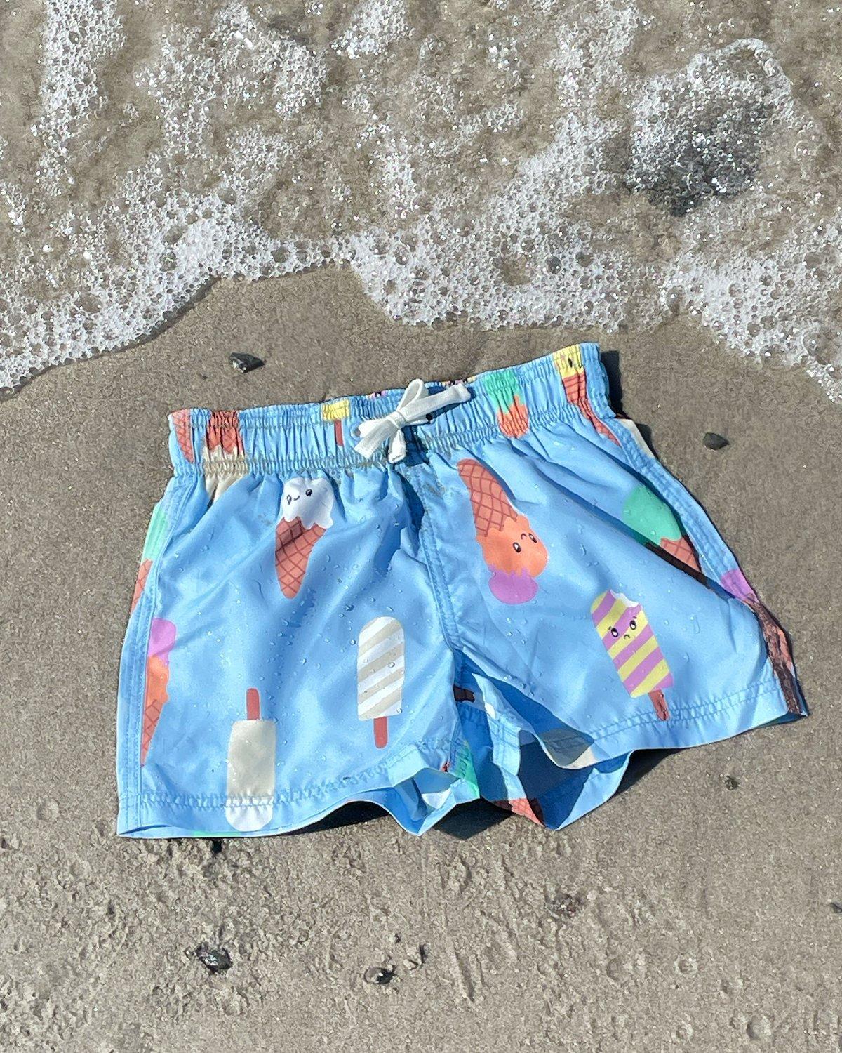 Nærbilde av en svart strandkjole.