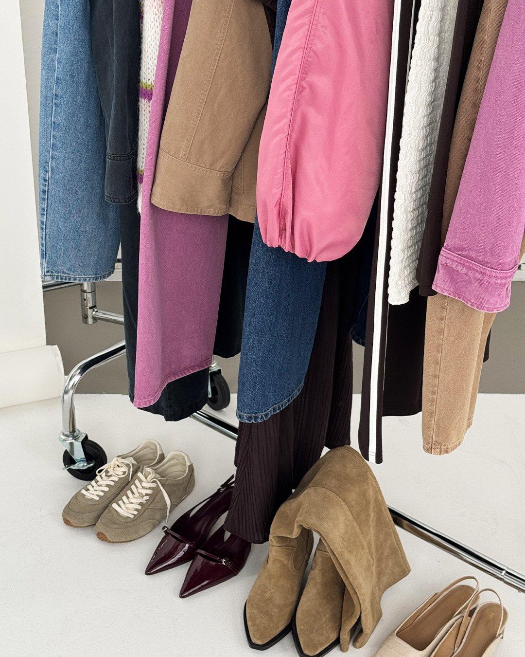 Oblečenie visiace na vešiaku.