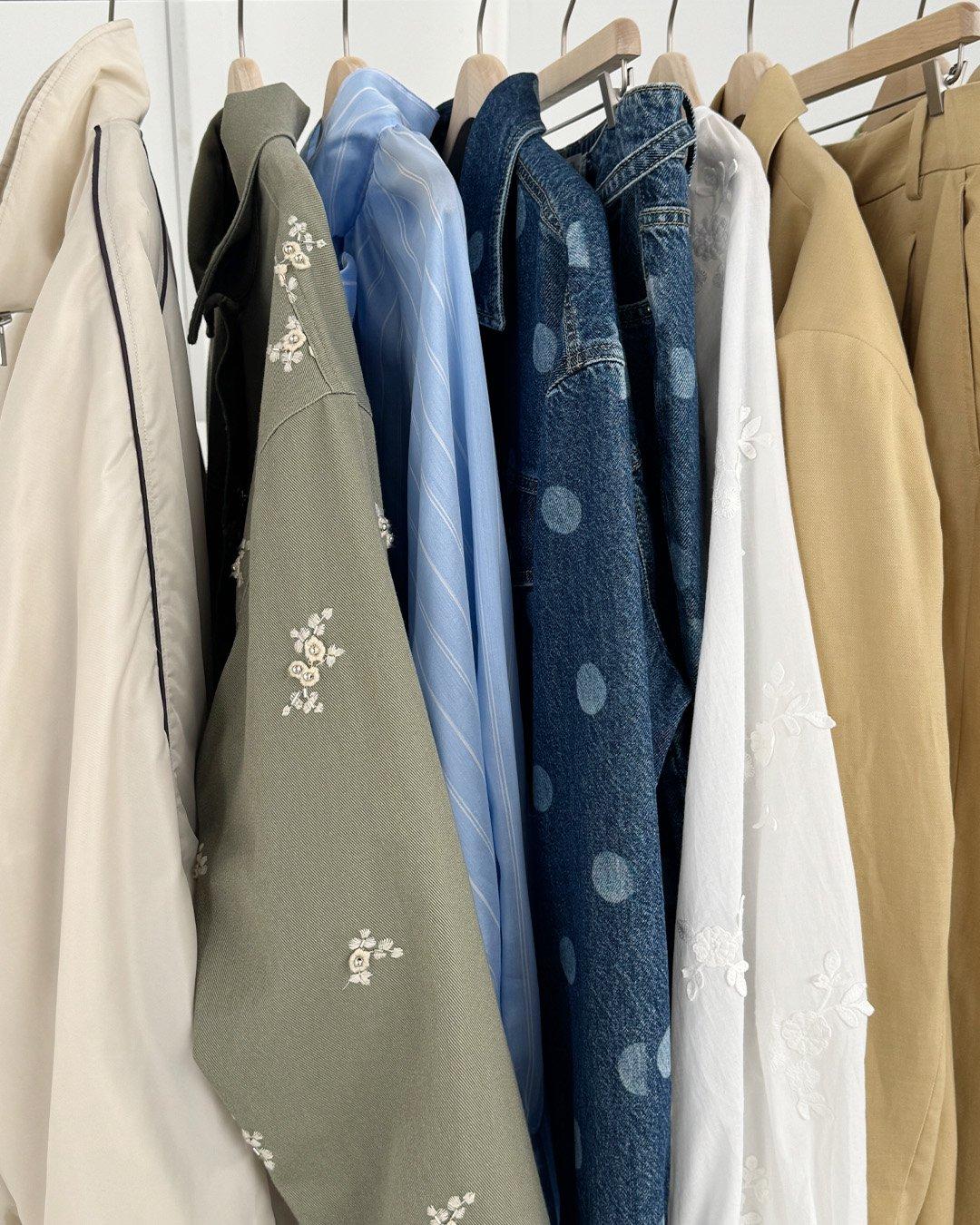 Oblečení zavěšené na stojanu.