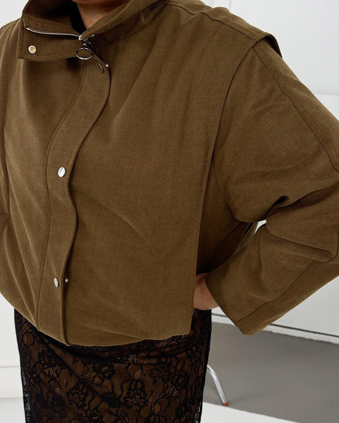 Detailní záběr světle hnědého tkaného saka