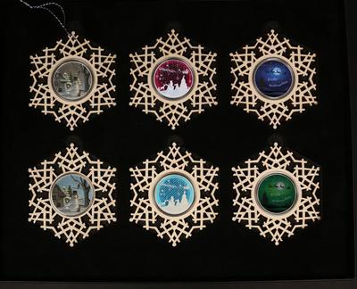 Versilberte Weihnachten mit stilvollem Holzrahmen – im 6er-Satz!