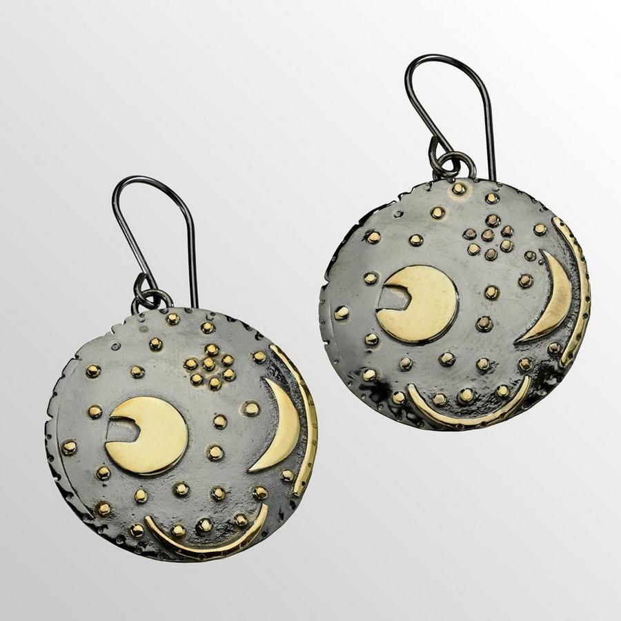 Die wunderschönen Ohrringe mit der Himmelsscheibe von Nebra als Motiv aus Silber und Gold