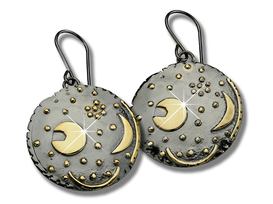 Die wunderschönen Ohrringe mit der Himmelsscheibe von Nebra als Motiv aus Silber und Gold