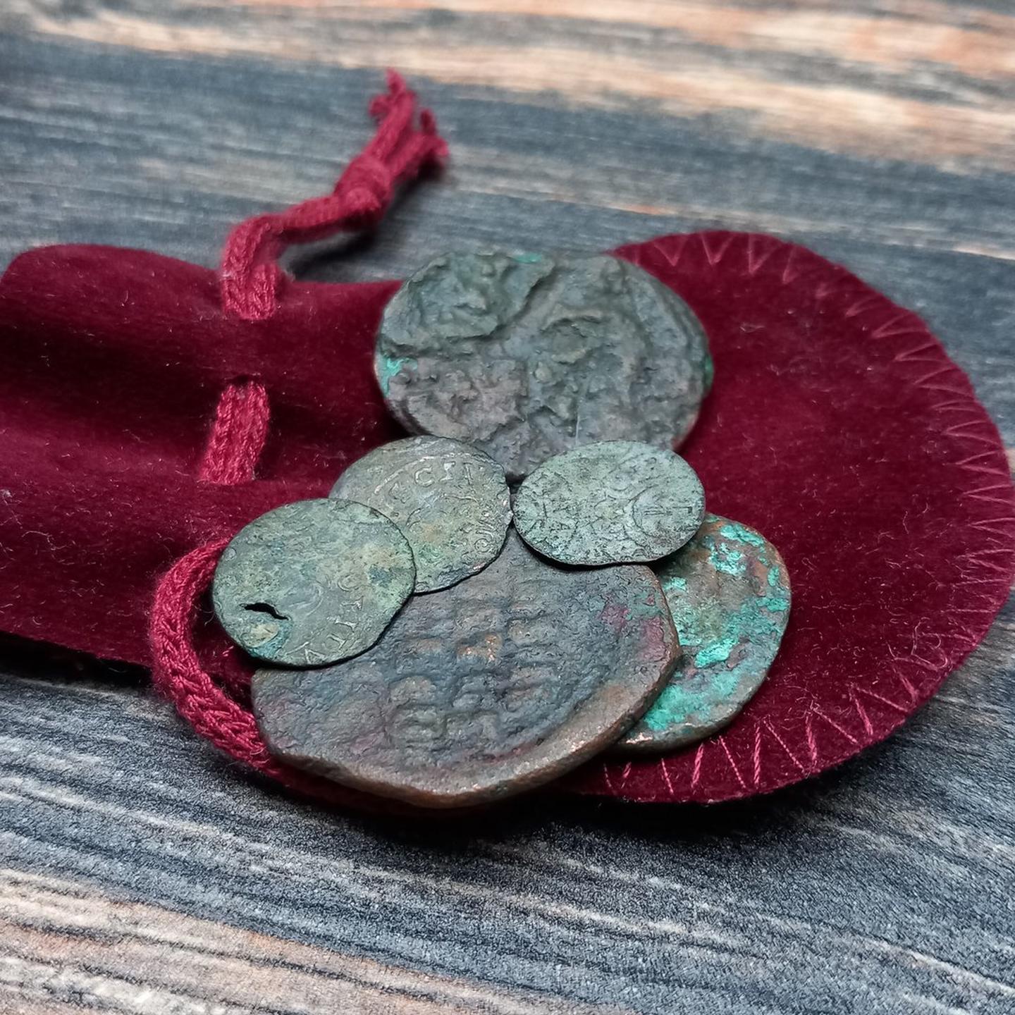6 echte mittelalterliche Münzen auf dem roten Velour Beutel