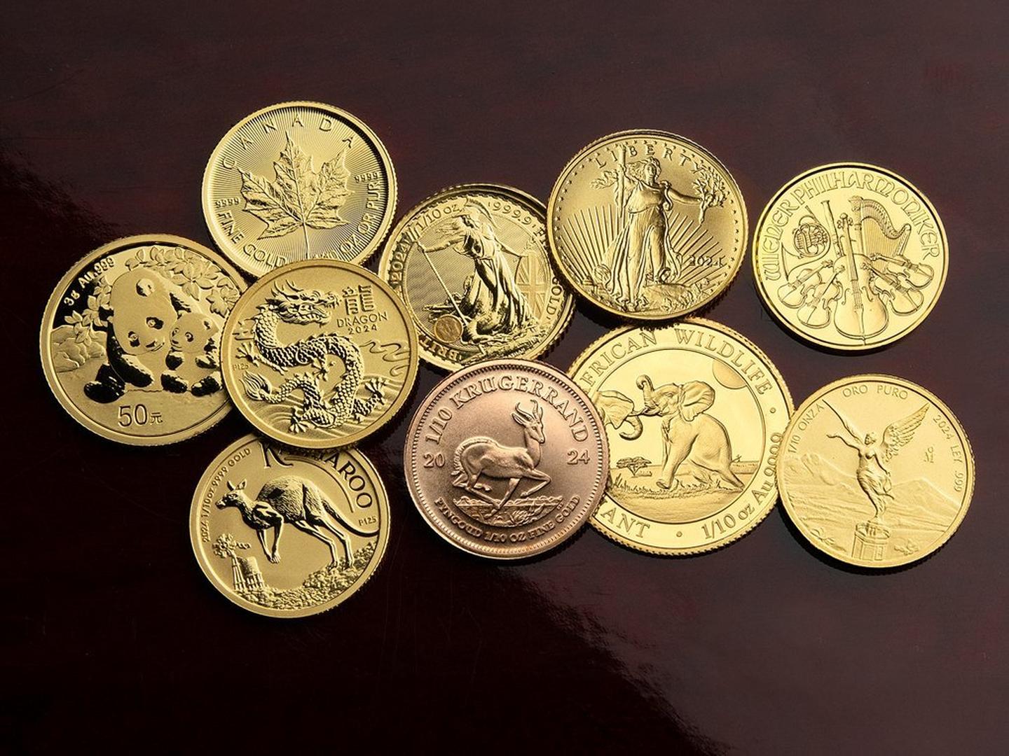 Sammlung verschiedener Goldanlagemünzen, darunter Krügerrand, Maple Leaf, Känguru und Philharmoniker