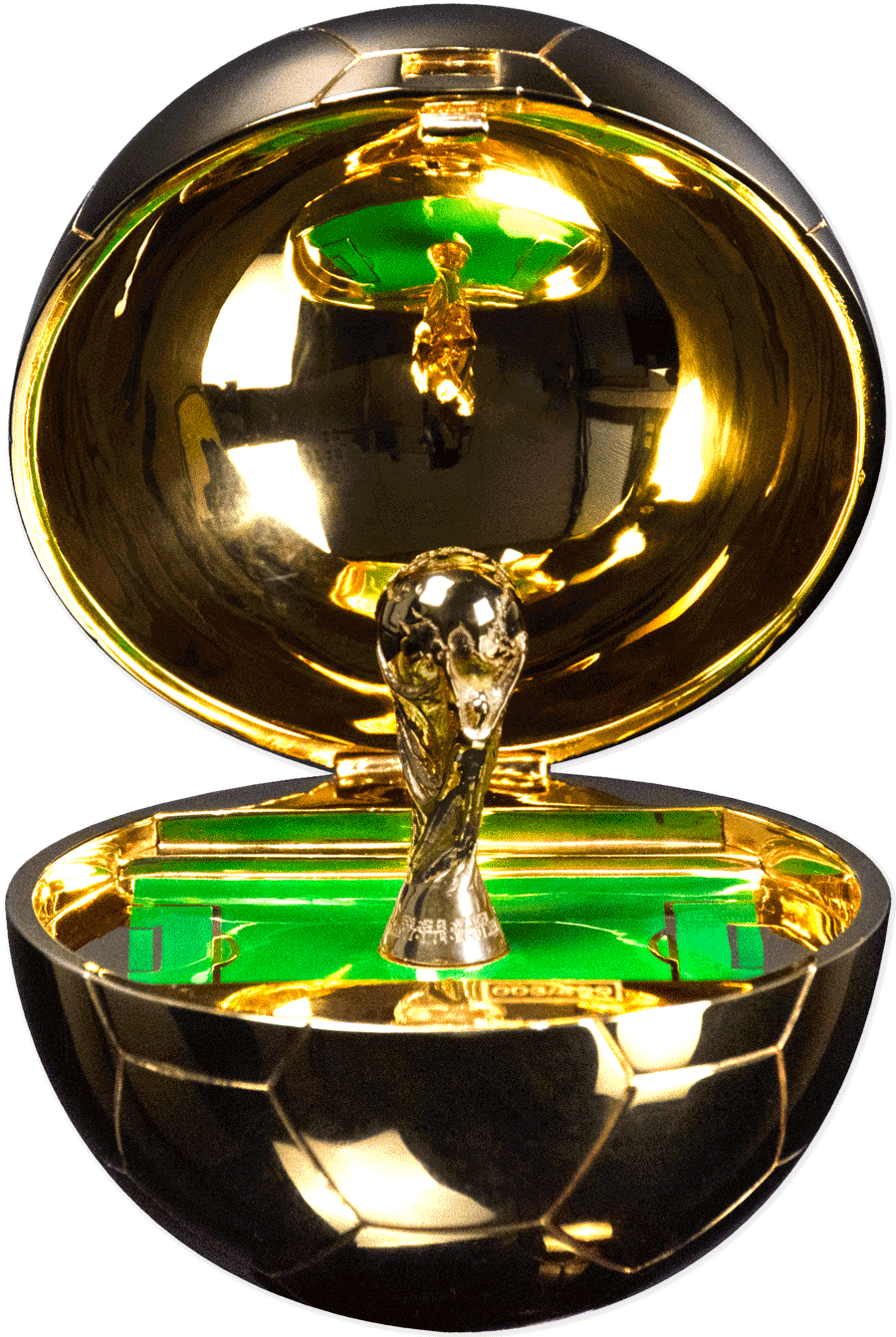 Geöffnet offenbart sich dann das Herz der Münze: Der detailgetreue FIFA WM Pokal™!