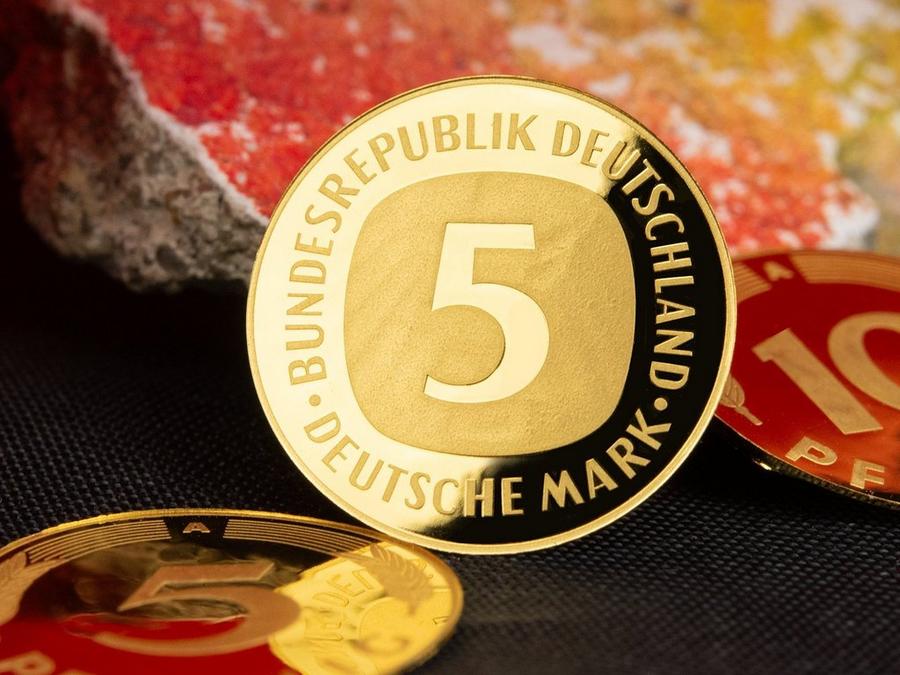 Ihr Start: Das Motiv der 5 D-Mark-Münze erstrahlt in Gold