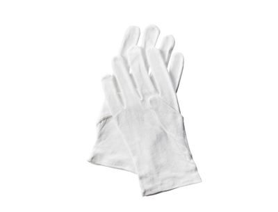 Des gants blancs en coton fin pour manipuler vos pièces avec soin 