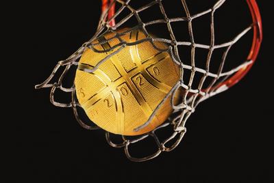Monnaie officielle 2020 en forme de ballon de basketball, dorée à l'or pur
