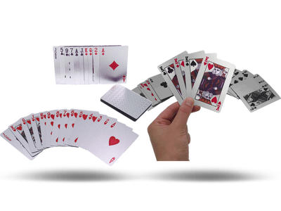 Poker wie in Las Vegas mit diesem Kartenspiel in Silber-Optik