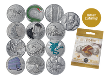 Lass dich überraschen: Sichere dir eine zufällige Ausgabe der 15 neuen Mini-Medaillen 2022 zu HARRY POTTER™ im undurchsichtigen Beutel!