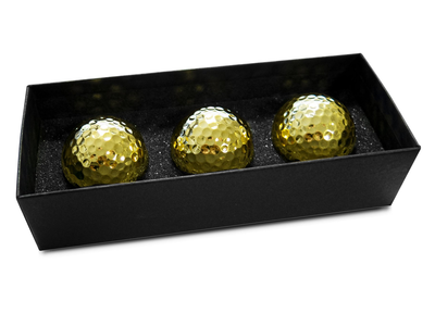 Einlochen wie ein Milliardär: Drei Golfbälle in luxuriöser Goldoptik.