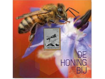 Silberne Briefmarke aus den Niederlanden zu Ehren der Honigbiene