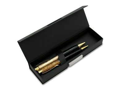 Das Traumpaar für jedes Büro: Edles Kugelschreiber-Set mit goldfarbener Füllung.