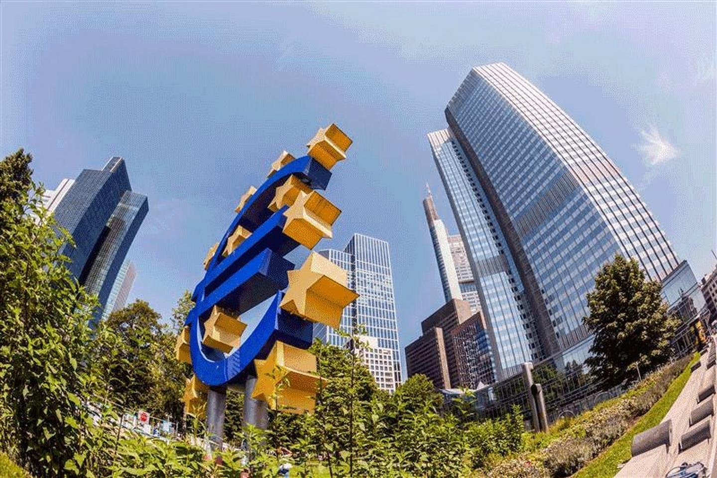 Euro-Symbol vor der Europäischen Zentralbank in Frankfurt