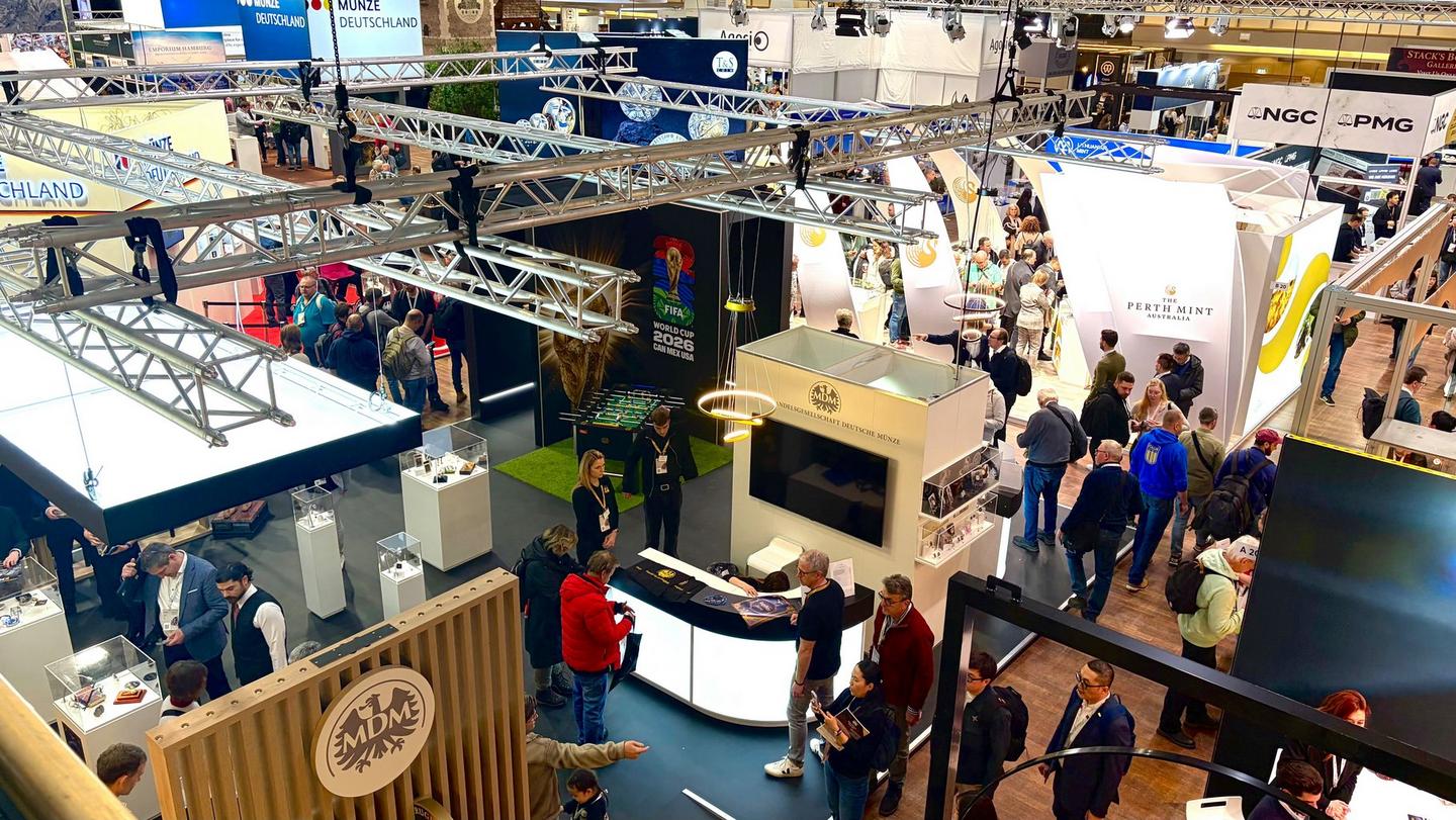 Übersicht über die World Money Fair mit zahlreichen Messeständen und vielen Besuchern in der Ausstellungshalle