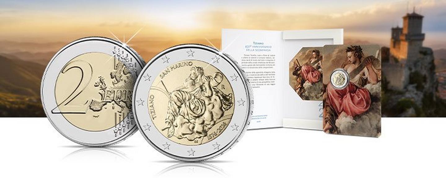 2-Euro-Münzen der europäischen Kleinstaaten mit Sammelkarte vor historischer Berglandschaft.