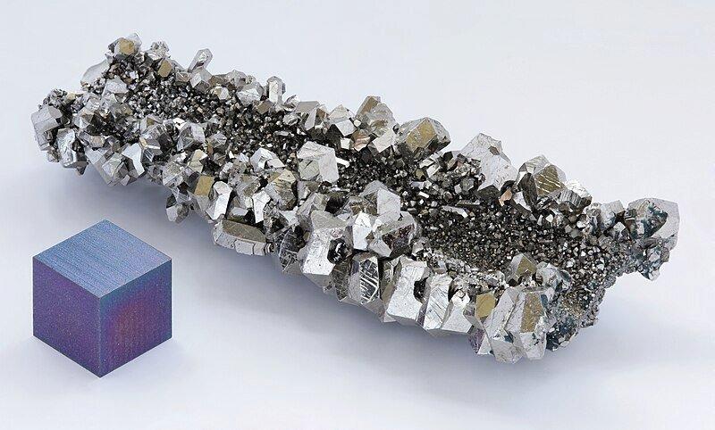 Niobium_crystals_and_1cm3_cube