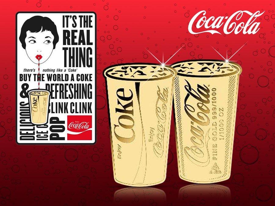 Die Vorderseite setzt Becherform, Eiswürfel und Coca-Cola-Logo sofort in Szene