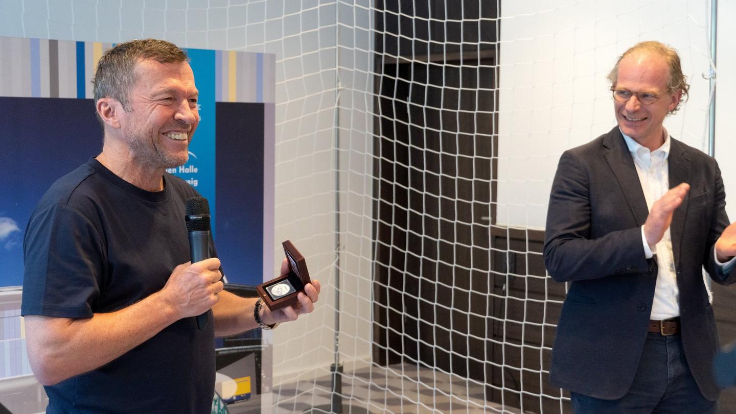 Lothar Matthäus und Richard Borek präsentieren Braunschweig Trikot