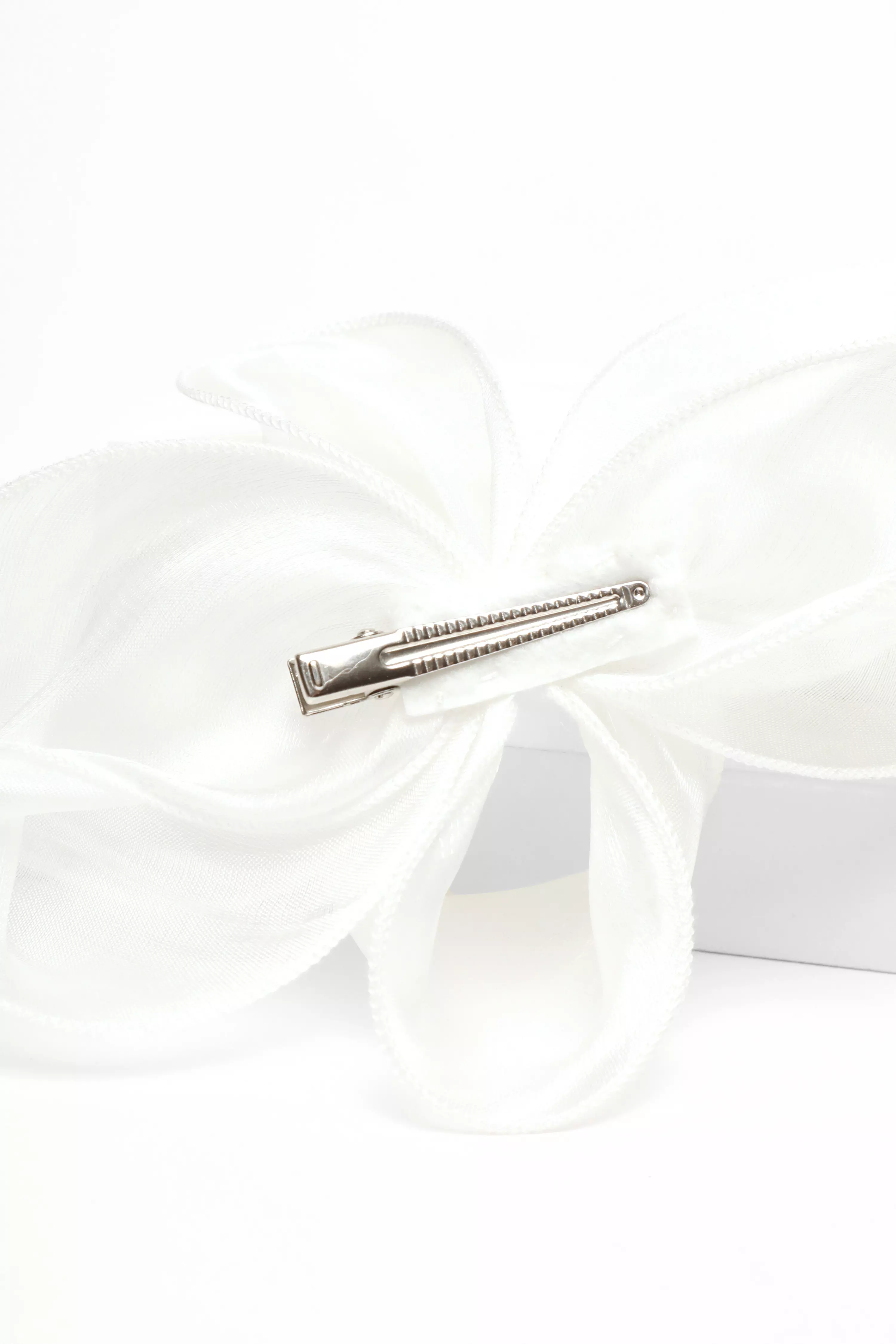 White Shimmer Clip Fascinator QUIZ Clothing