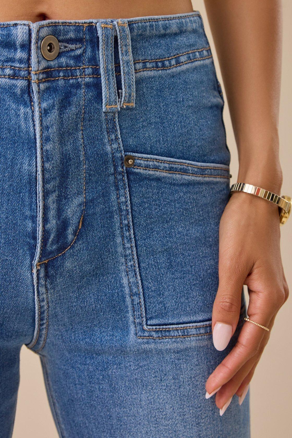 girl wearing cropped blue jeans