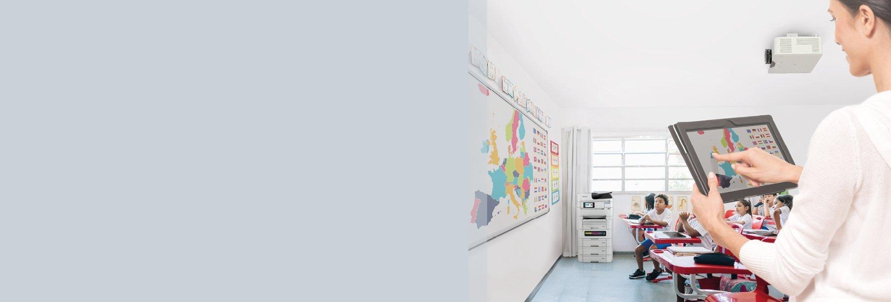 Lehrerin projiziert Inhalt von ihrem Tablet auf der Projektionsfläche