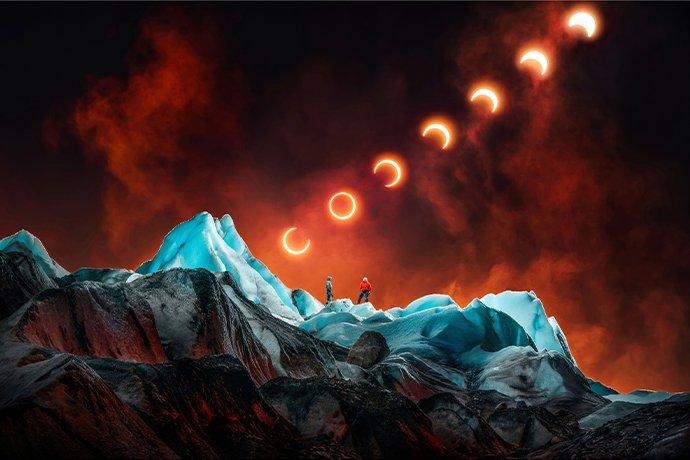 Due uomini in tenuta invernale in piedi in cima a un ghiacciaio che guardano le fasi simulate di un'eclissi solare 