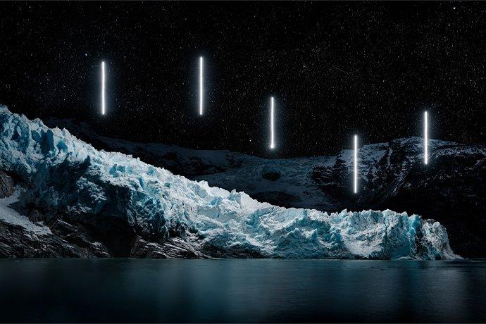 Cinque barre luminose simulate che si librano su ghiacciai illuminati