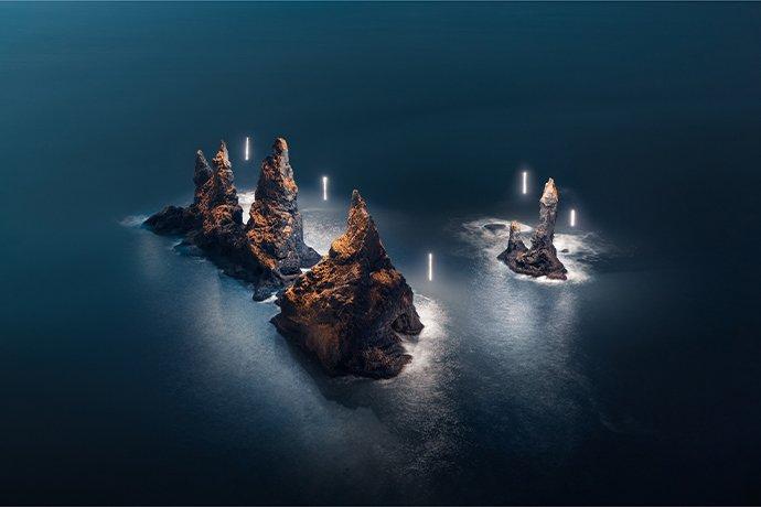 Rocce in un lago glaciale illuminate da barre di luce simulate