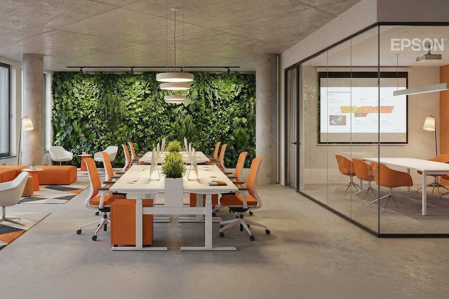 Epson biroju interjers ir ļoti atvērts un moderns, ar dabisko apgaismojumu un augiem. Labajā pusē redzama neliela konferenču zāle.