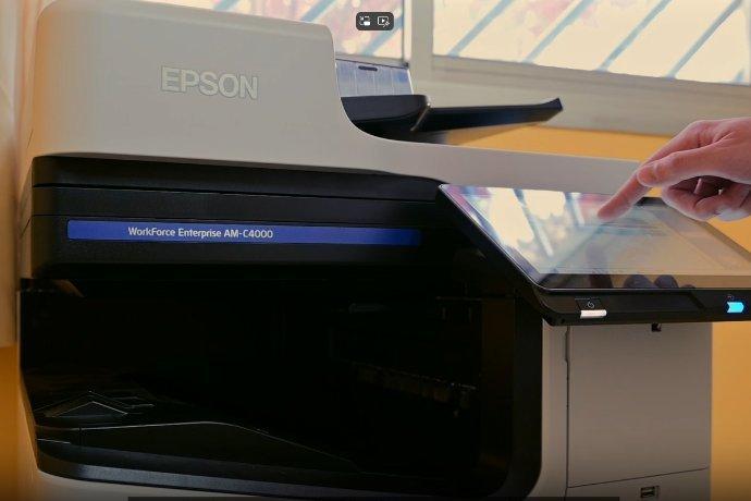 Bedienung des Touchscreens am Epson-Drucker.