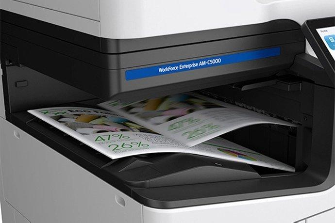 Ein Epson-Drucker, der Dokumente druckt.