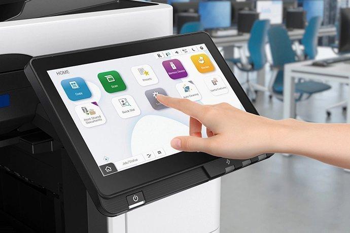 Jemand, der mit einem Smart-Panel an einem Epson-Drucker interagiert