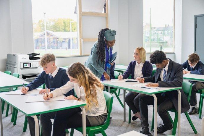 Lehrer, der Schüler unterstützt
