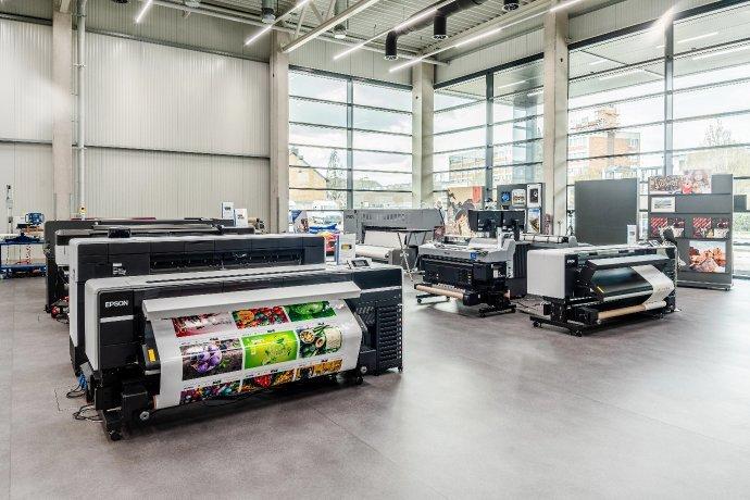 Im Epson Experience Centre in Neuss. Im Vordergrund stehen große DTG-Drucker.